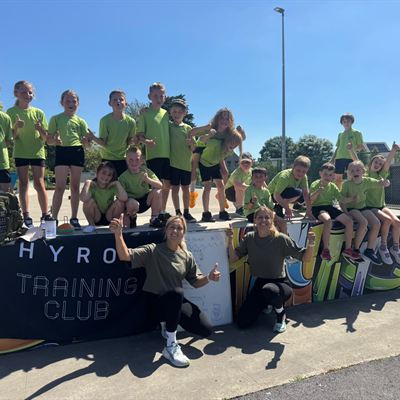 Anke en Ellen met een groep kinderen tijdens een HYROX-initiatie op locatie